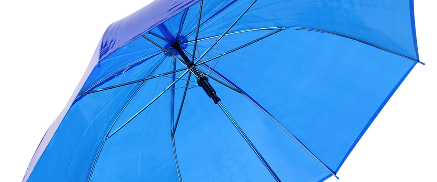 Un ombrello blu aperto visto dal basso con il cielo come sfondo.