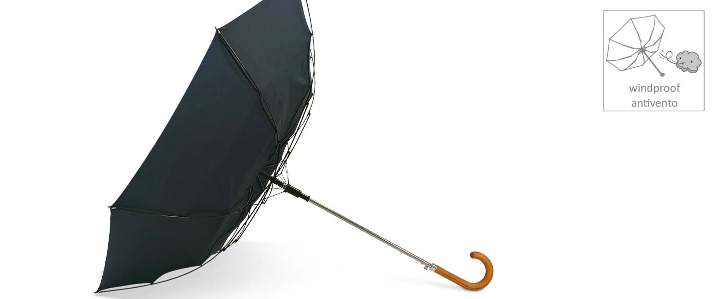 Ombrello nero con manico in legno, design resistente al vento, ideale per le condizioni meteorologiche avverse.
