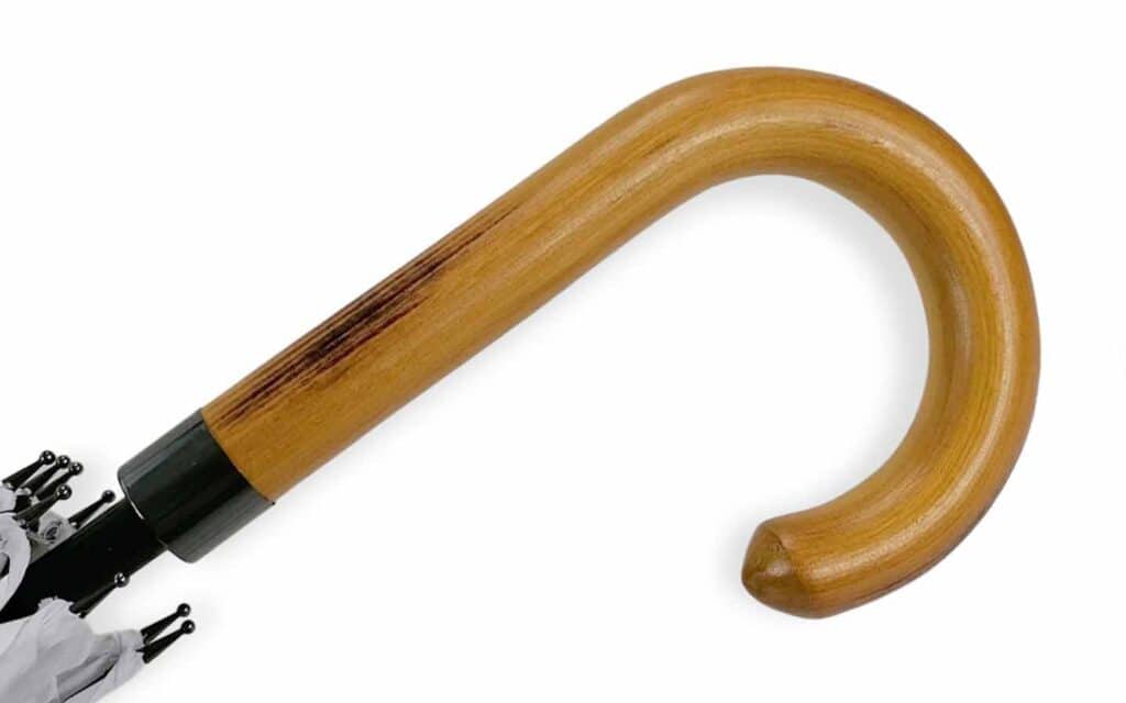 Dettaglio di un manico di ombrello curvo in legno
