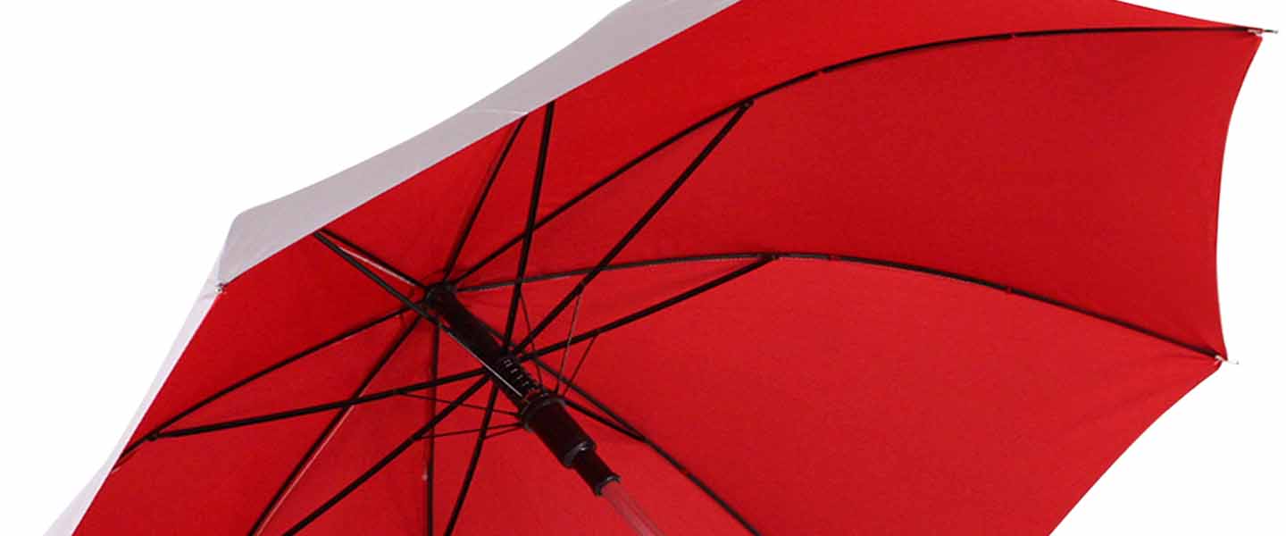Vista dell'interno di un ombrello rosso con esterno argento