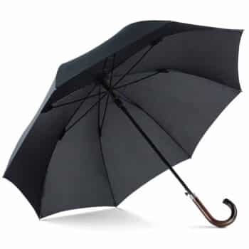 ombrello nero con impugnatura in legno